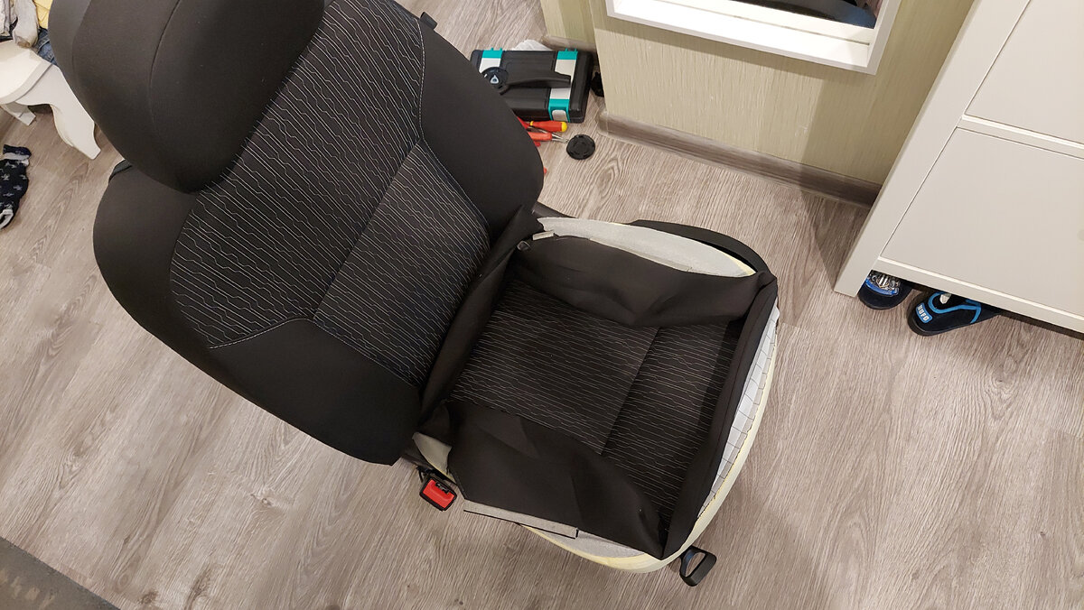 Принес сиденье домой и начал разбирать