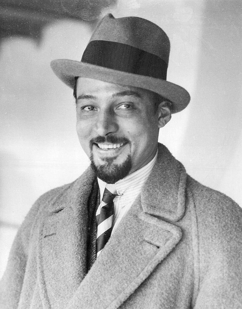 Это тоже Валентино)) Борода отрощена для очередного фильма, и у многих вызвала настоящий шок)