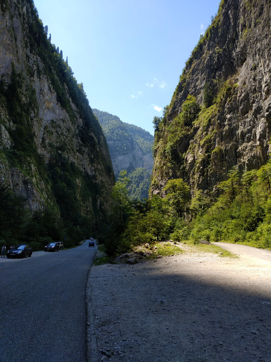 Чем дальше от моря тем выше горы! Дорога по ущелью вглубь страны.
