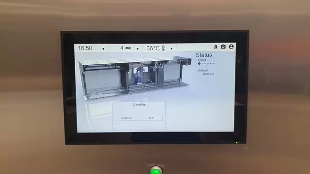 Пульт управления боксом очистки кроватей с роботами YASKAWA