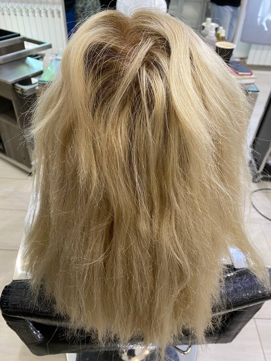 ДО ОКРАШИВАНИЯ. У клиента явно слабые, сухие и ломкие волосы, требующие дополнительного ухода перед окрашиванием. Краситель также требуется максимально натуральный и безопасный.