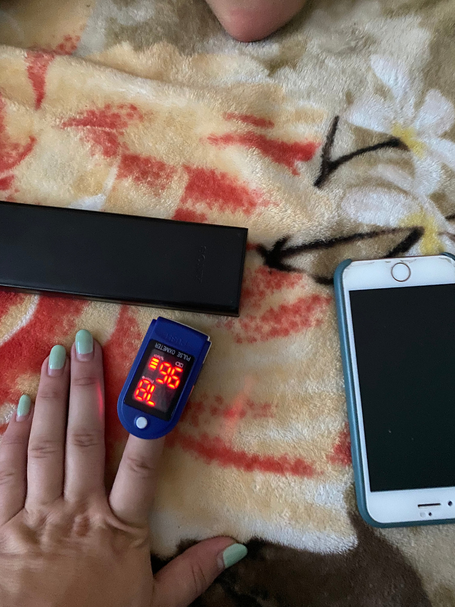 Сатурацию измеряю каждый день. Прибор за доступные деньги можно заказать в Интернете. Прошу не обращать внимания на маникюр: сами понимаете, самоизоляция)) ничего не поделаешь. 