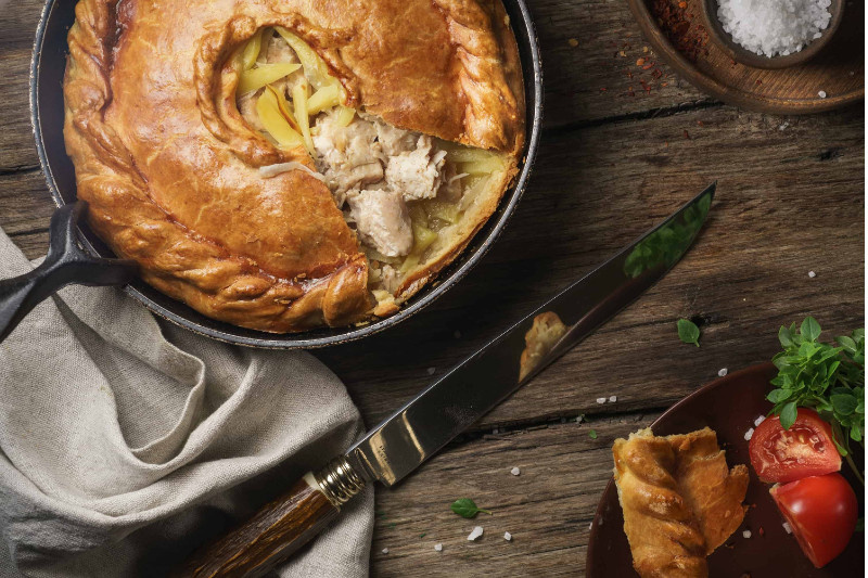 Закрытый овощной пирог с курицей.