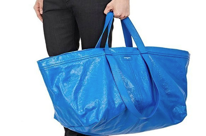 Сумка Balenciaga за 2145 евро. Найди отличия от сумки из Икеа за 99 центов.