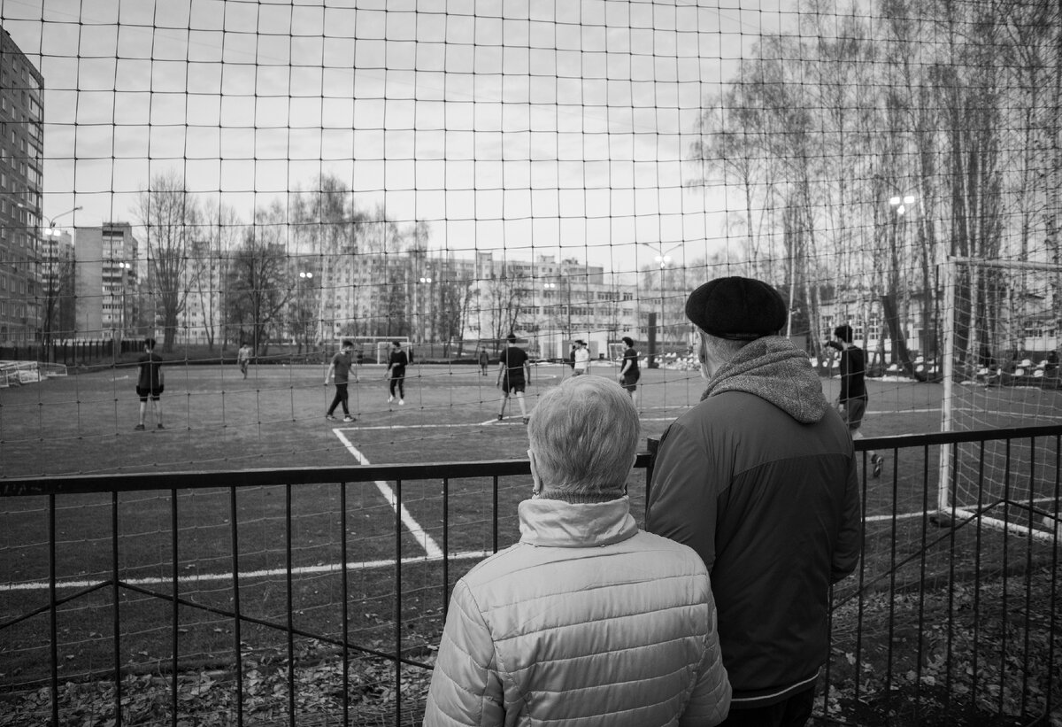 Футболисты в местной школе Уфы, апрель 2021