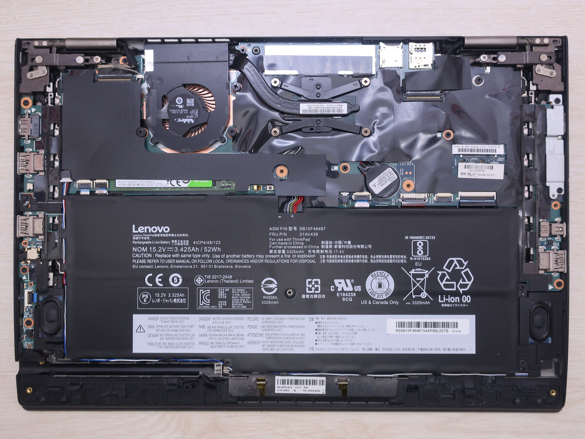 Lenovo ThinkPad X1 Yoga со снятой нижней крышкой 