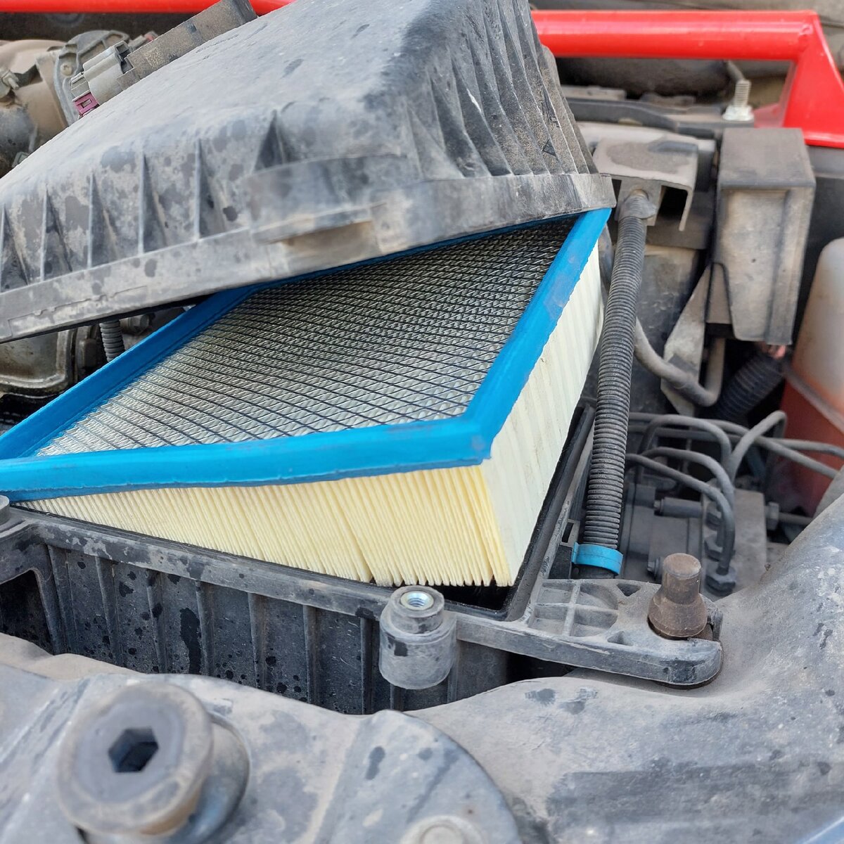 Штатный воздушный фильтр на Лада Гранта