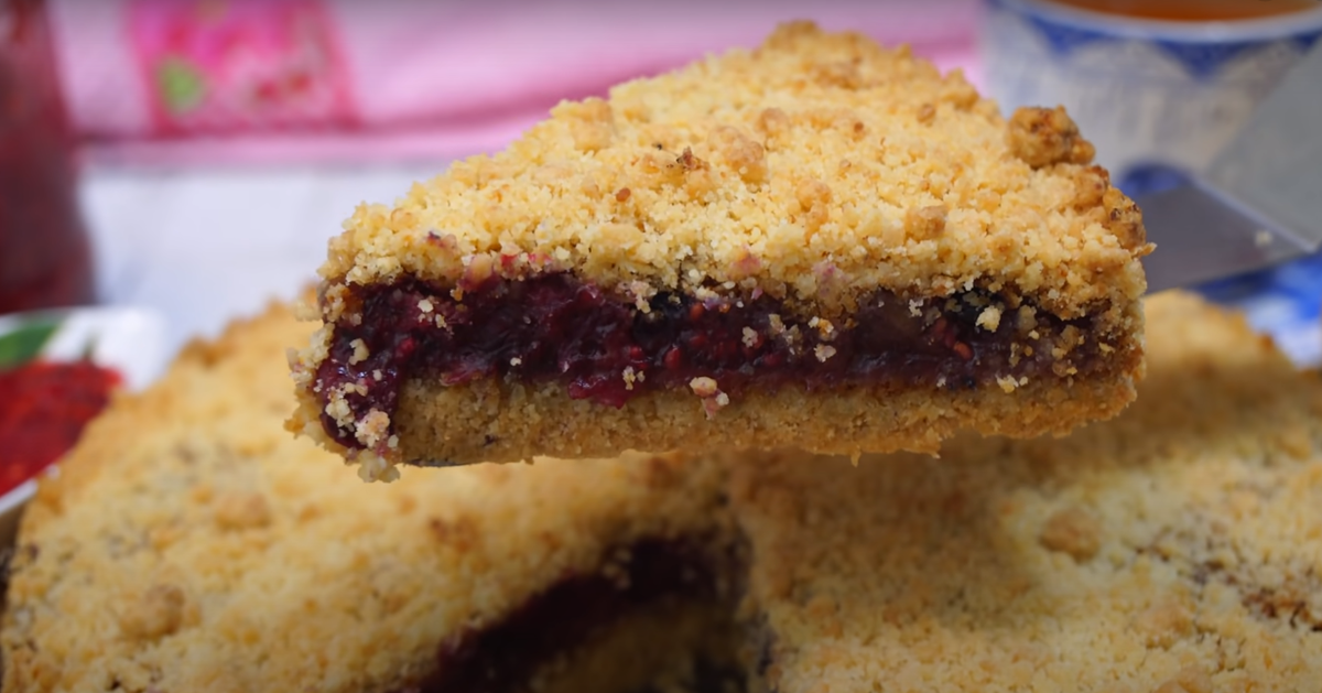 Домашний пирог  с вареньем и свежими ягодами