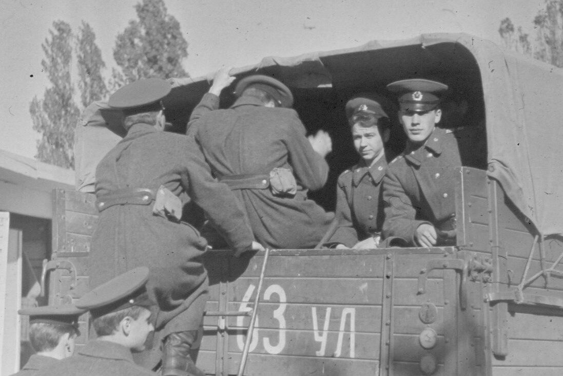 Погрузка в кузов ЗИЛ-130