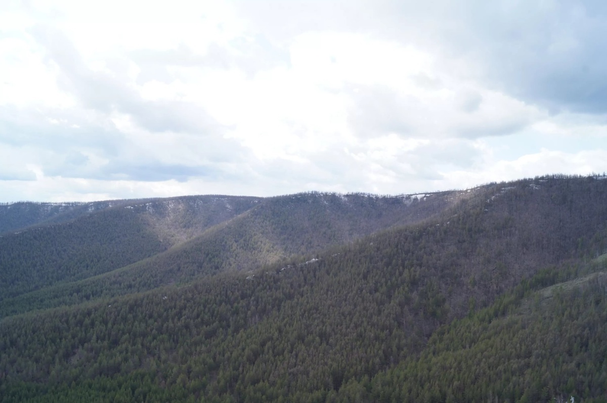 Акбиик – это замечательный хребет высотой 969 м. Он расположен на Южном Урале. Это осевой хребет, от которого на Восток и Запад отходят мощные отроги. В переводе с башкирского его название означает «белая высота». 
Хребет сформировался в палеозойскую эпоху, впадины относятся к осадочным породам – песчанику и сланцу. Акбиик покрыт симбиотическими организмами – на его склонах распространены лишайники, сосновые и березовые леса. У основания хребта можно увидеть растущие березы и осины.