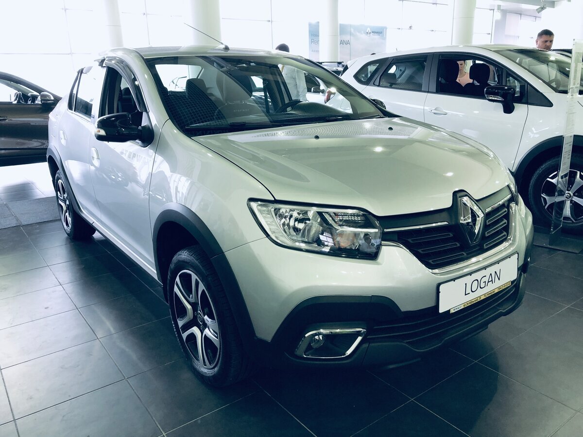 Логан Степвей в автосалоне. Фото из открытых источников