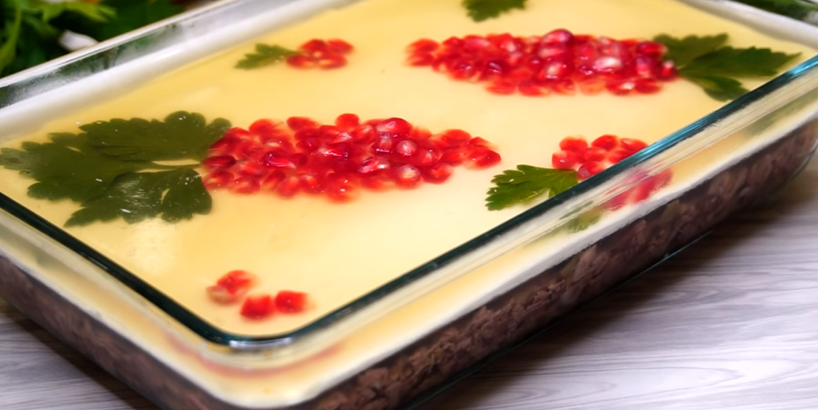 Как залить заливное. Заливное из курицы. заливное с желатином. заливное из курицы с желатином. украшение заливного из курицы.