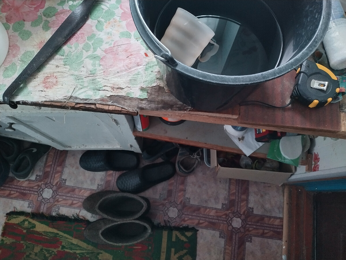 И валенки, и калошики - все снова под ведро поставил. А там уже меньше половины воды осталось ))