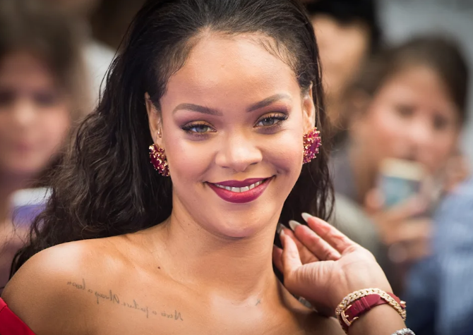 Рианна пожертвовала 15 миллионов долларов различным организациям, борющимся с изменением климата, через Фонд Клары Лайонел. 