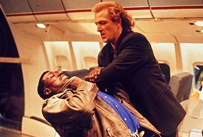 Кадр из фильма "Пассажир 57"(1992).