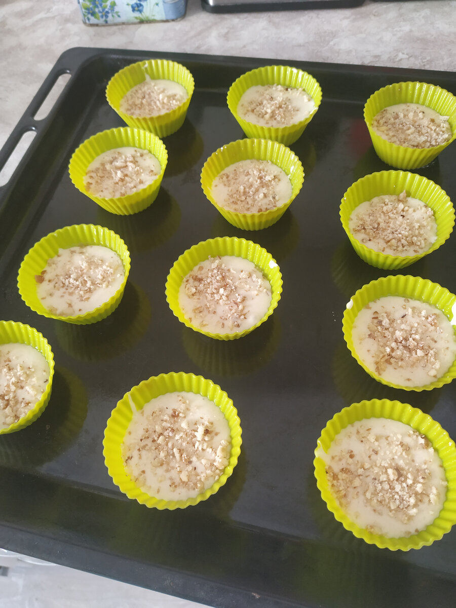 Фото автора. Кексы с орехами перед тем, как поставить в духовку.