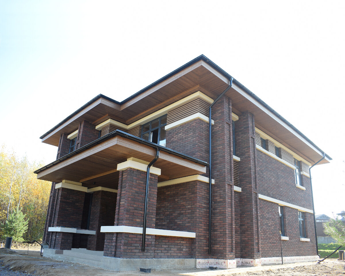 В отделке фасадов использованы клинкерный кирпич и штукатурка и декоративные элементы из натурального дерева.