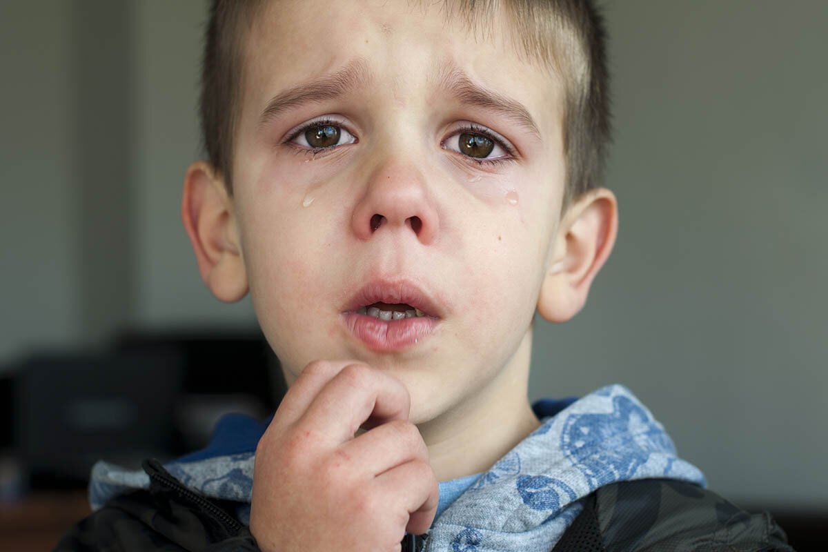 Плачу после школы. Мальчик плачет. Детям о горе. Плачущий ребёнок школьник. Фото плачущего мальчика.