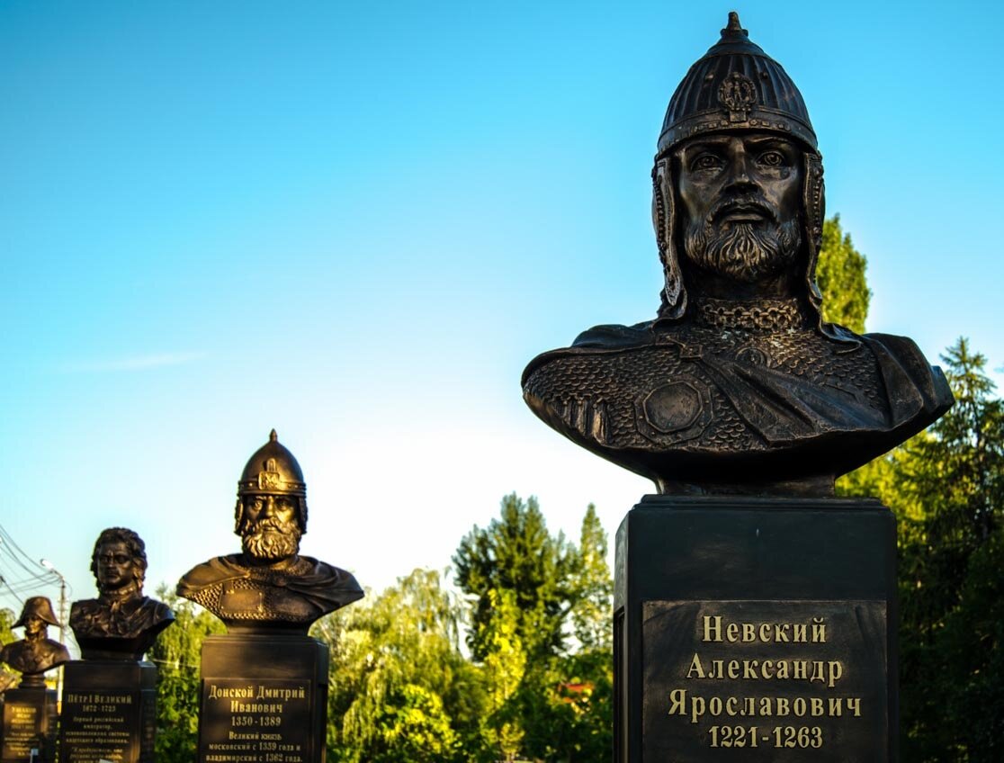 Памятник бюст Александра Невского Саратов