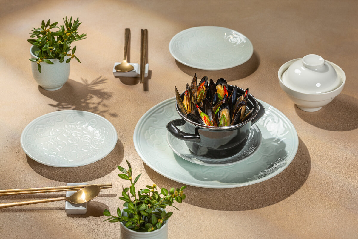 Мидии свежие, свежие помидоры, оливковое масло, бальзамический уксус, чеснок, орегано, базилик Подаются с французским хрустящим багетом