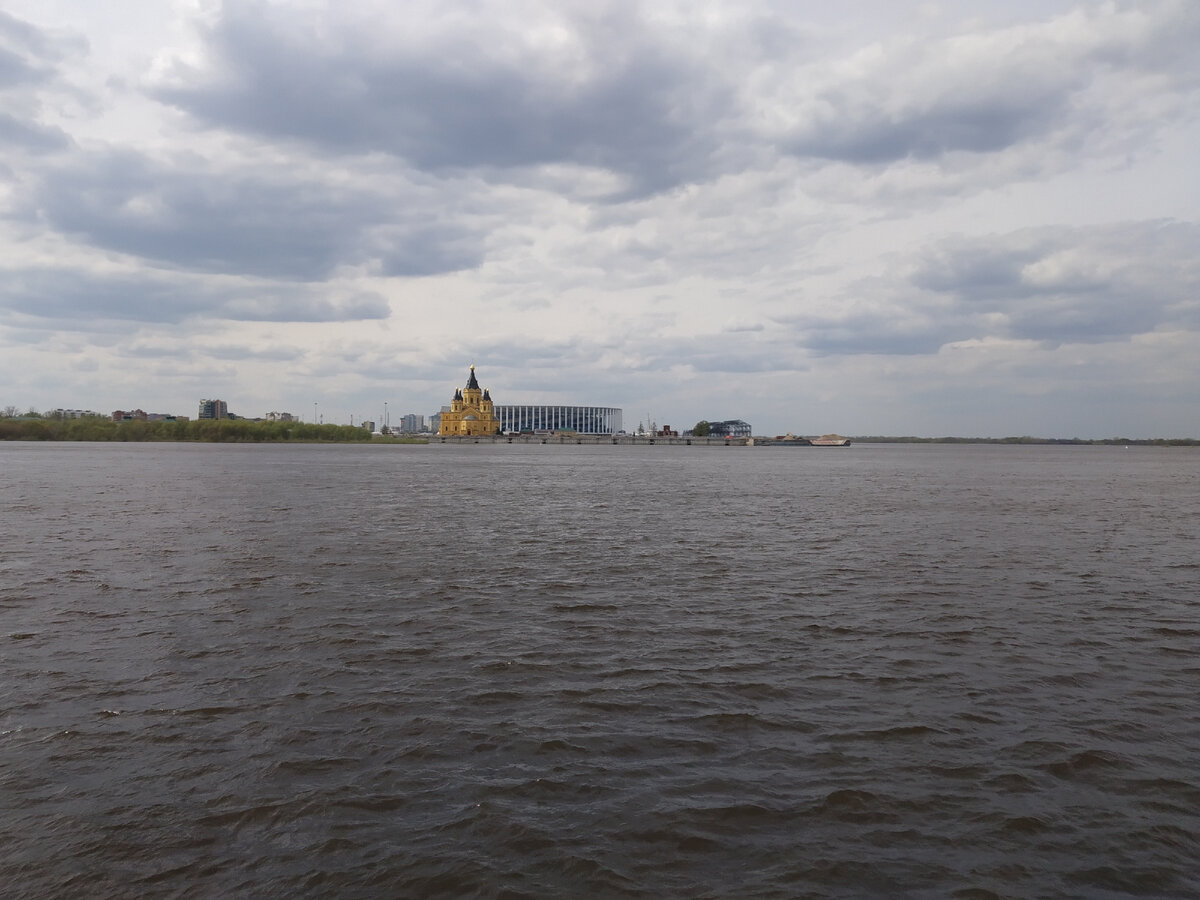 Вид на собор и Стрелку с другого берега Оки. Фото автора