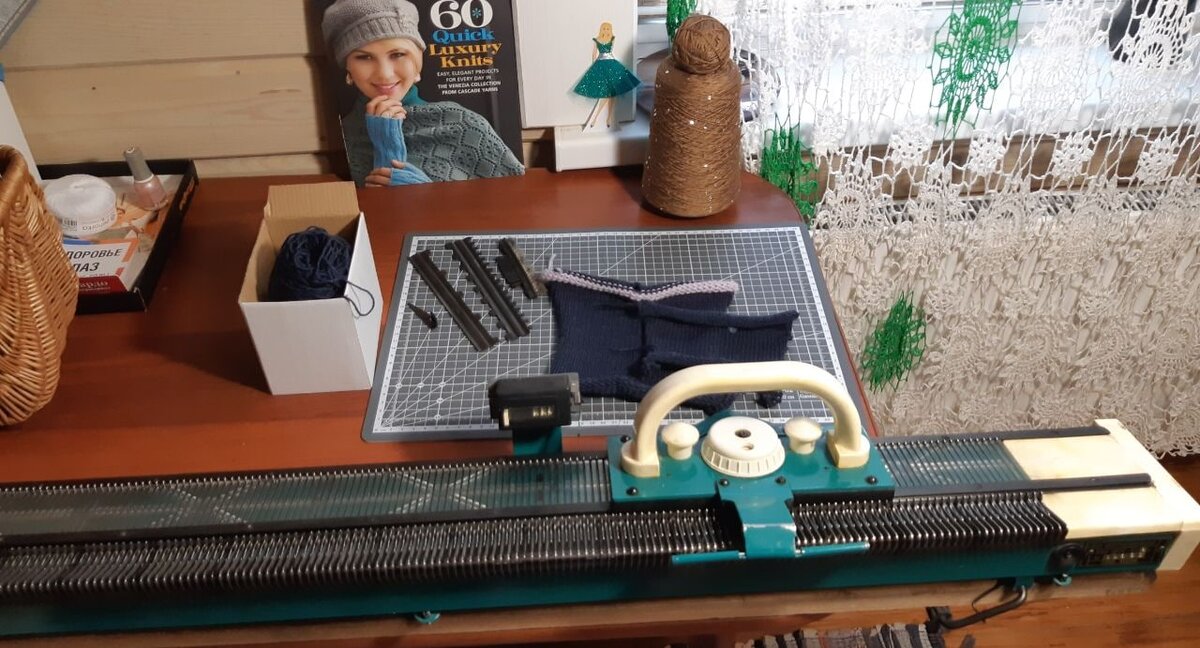 фото 1 - рабочее место, машинка прикреплена к столу на доске