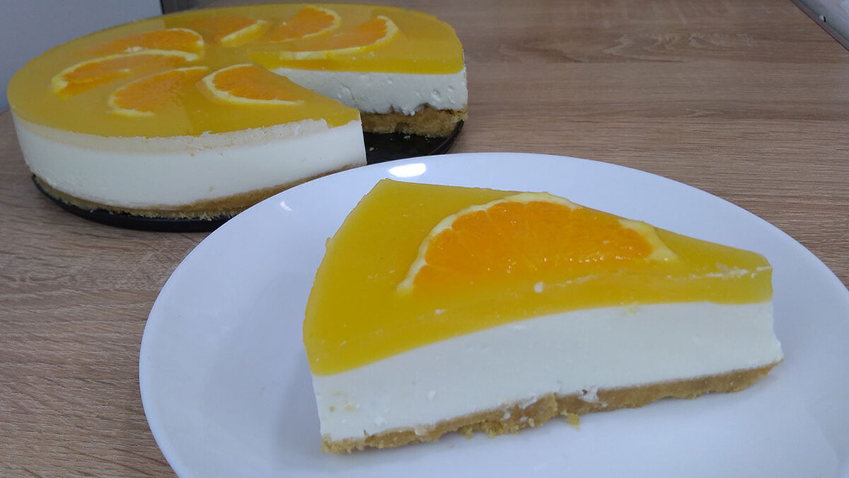 Чизкейк без выпечки с творогом и печеньем с клубникой