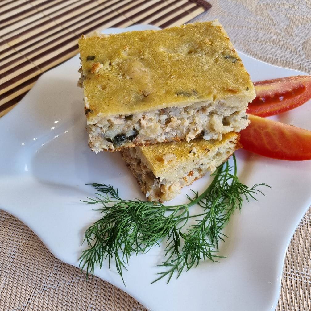 Вкуснейший пирог с рыбными консервами. Рыбный пирог. Заливной пирог с рыбой. Заливной пирог с рыбной консервой. Заливной пирог на кефире с рыбной консервой.