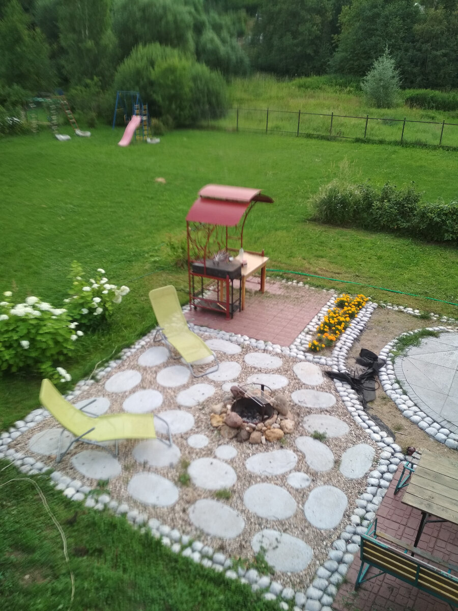 Зона отдыха ещё не достроена, но мы говорим в этой статье про бетон. Круглые камни в виде лепёшек, как и на моих дорожках залиты в формы. Островок круглый залит кусочками, обрамление у площадки бетон уложен в пищевую пленку похож на гладкие голыши. Пленку легко снять паяльной лампой, но я ещё этого не делала.