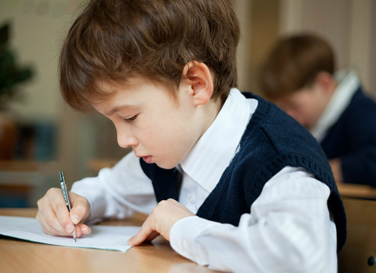 School написал. Дети в школе. Ученик. Ученик за партой. Прилежный ученик.