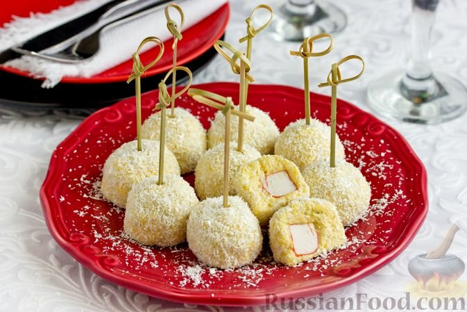 крабовые палочки, яйца, сыр твёрдый, чеснок, майонез, кокосовая стружка, соль