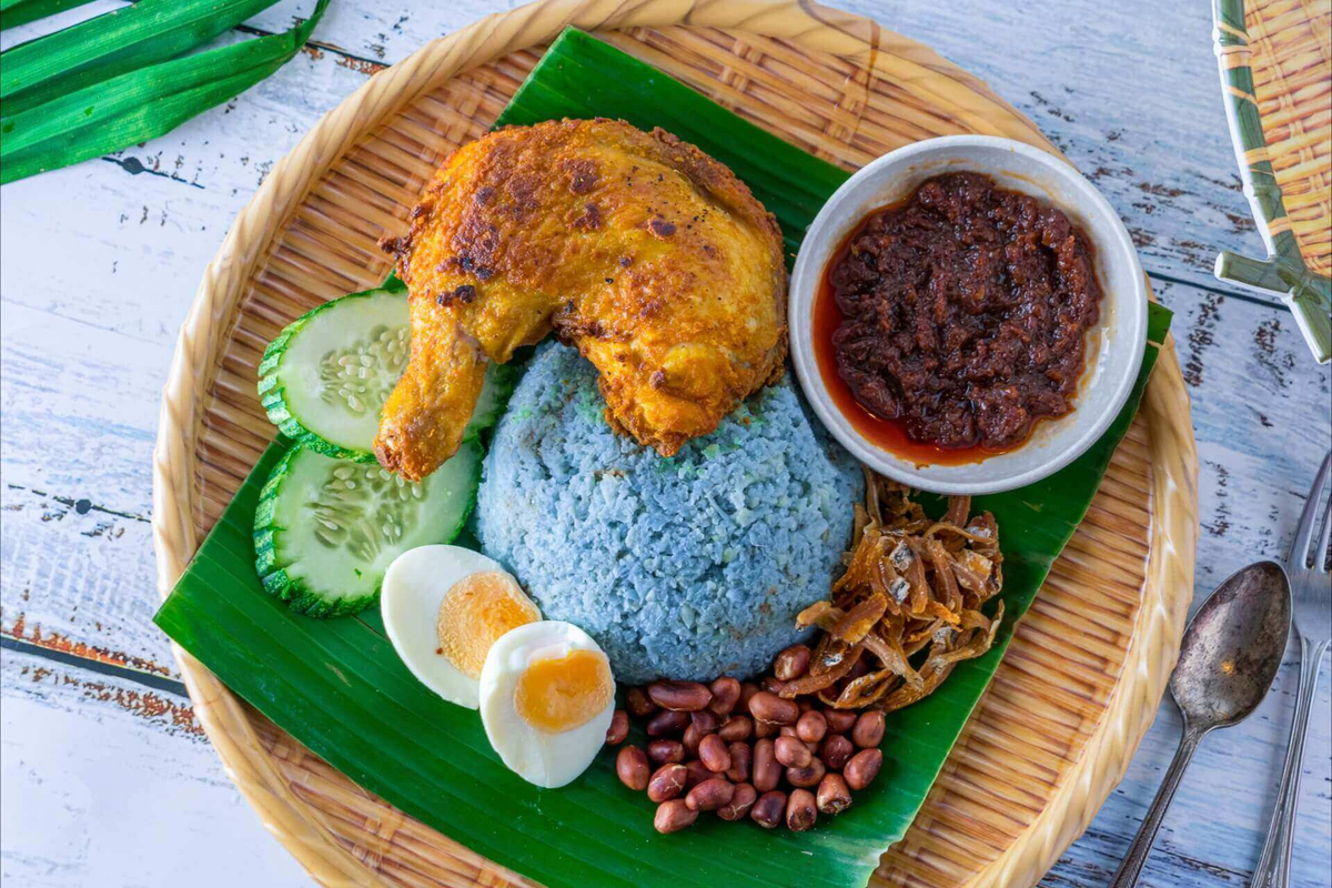 Кухня малайзии. Наси Лемак Малайзия. Наси Лемак блюдо Малайзия. Кухня в Малайзии Наси Лемак. Рис Наси Лемак (рис с кокосовым молоком).