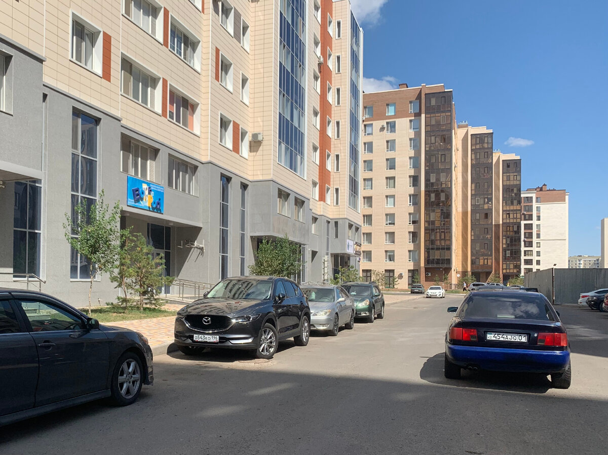 К машине шли с надеждой что она стоит в тени, выезжали в обеденное время и было уже около 30 градусов тепла. Но увы, линия тенька проходила ровно перед нашей машиной 😁