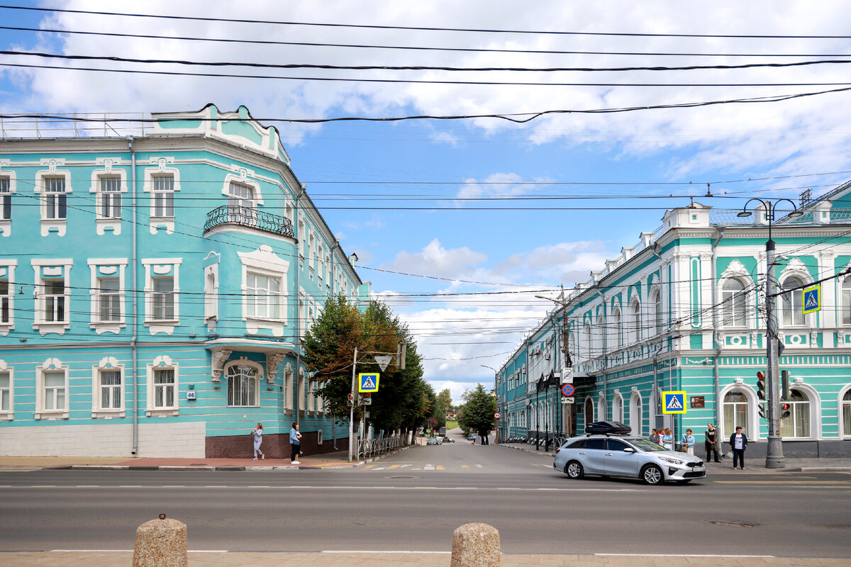 Фото ph_zakharenkova июль 2023г. Рязань, улица Ленина, слева - Гостиница Штейерта, справа - Государственный банк