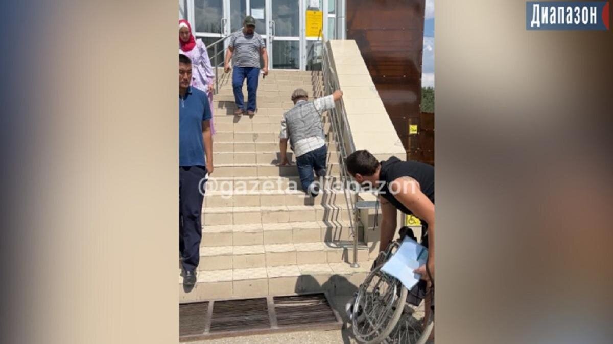    Мужчина на коленях поднимается в ЦОН в Актобе:diapazon.kz