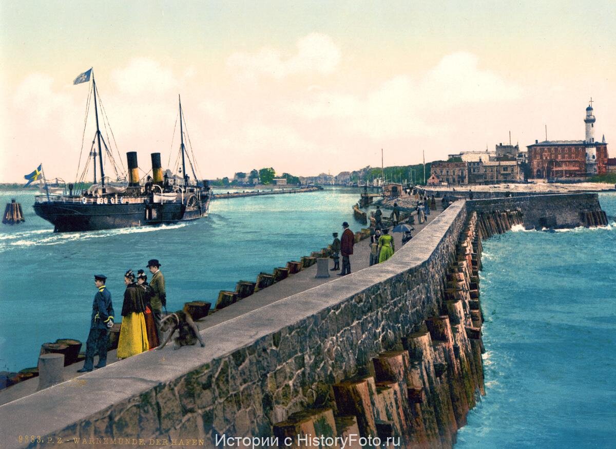 Эту открытку создали с помощью процесса фотохрома (Photochrom), который позволял колоризировать чёрно-​белые фотографии. Это вариант хромолитографии, изобретённый в 1880-х годах Хансом Якобом Шмидтом, сотрудником швейцарской полиграфической компании «Orell Gessner Füssli». Технология была сложной и держалась в секрете.
Процесс предусматривал создание литографского камня из негатива фотографии. Для каждого цвета делали отдельную печатную форму. В производстве одной открытки могли задействовать до 15 разных печатных камней. В результате получались цветные фотографии с удивительно реалистичными цветами. Гавань Варнемюнде, Германия, 1887 год.
