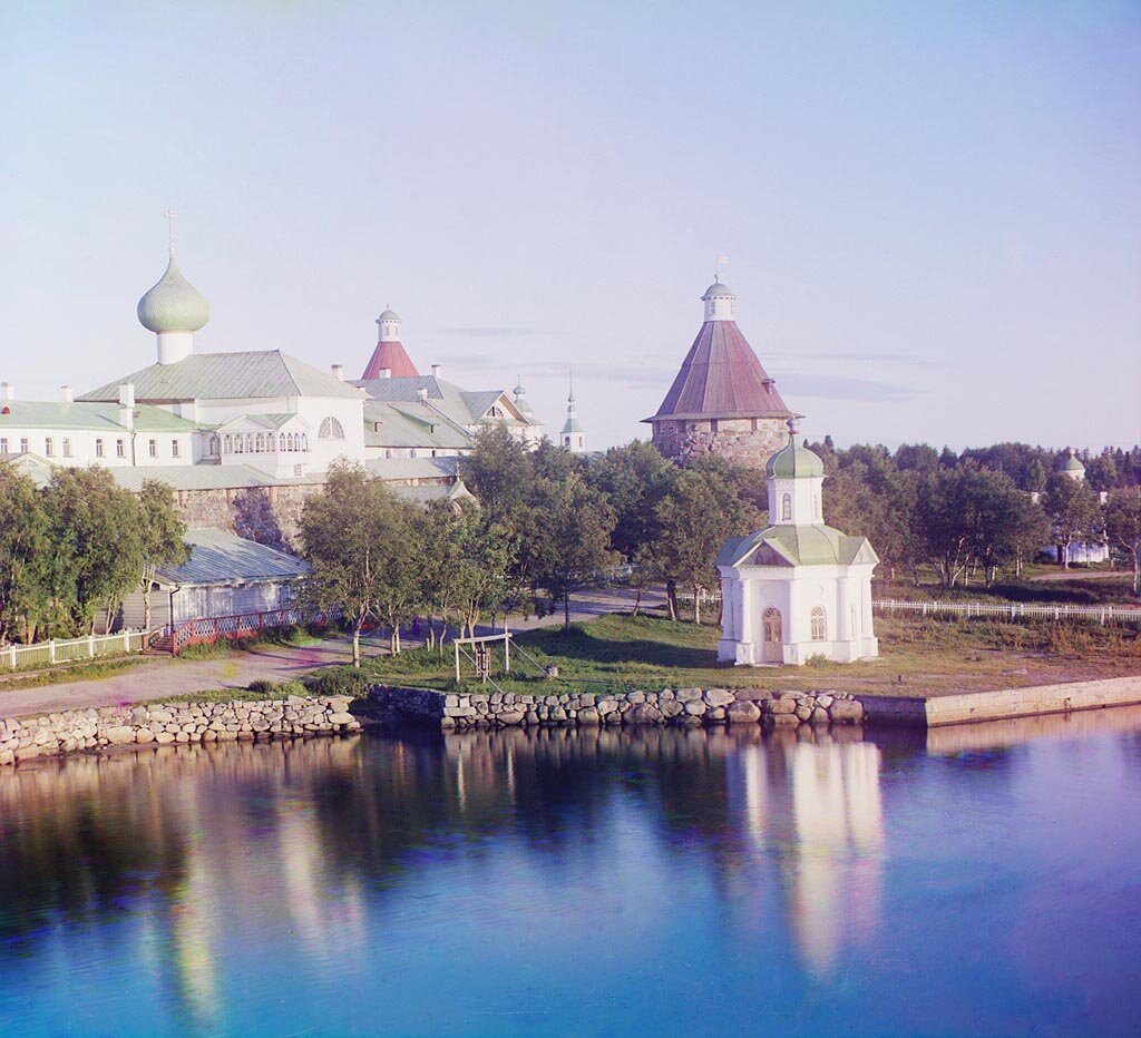 На берегу Александро-Невская часовня, справа на дальнем плане Петровская часовня.