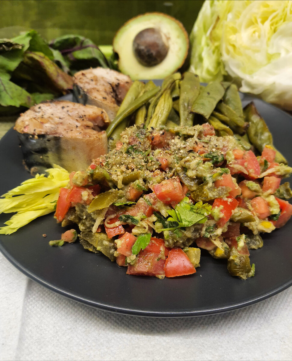 Скумбрия + стручковая фасоль + салат из томатов и авокадо 