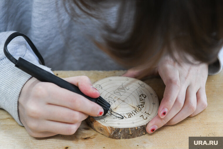    Школьников учили мастерить изделия из дерева