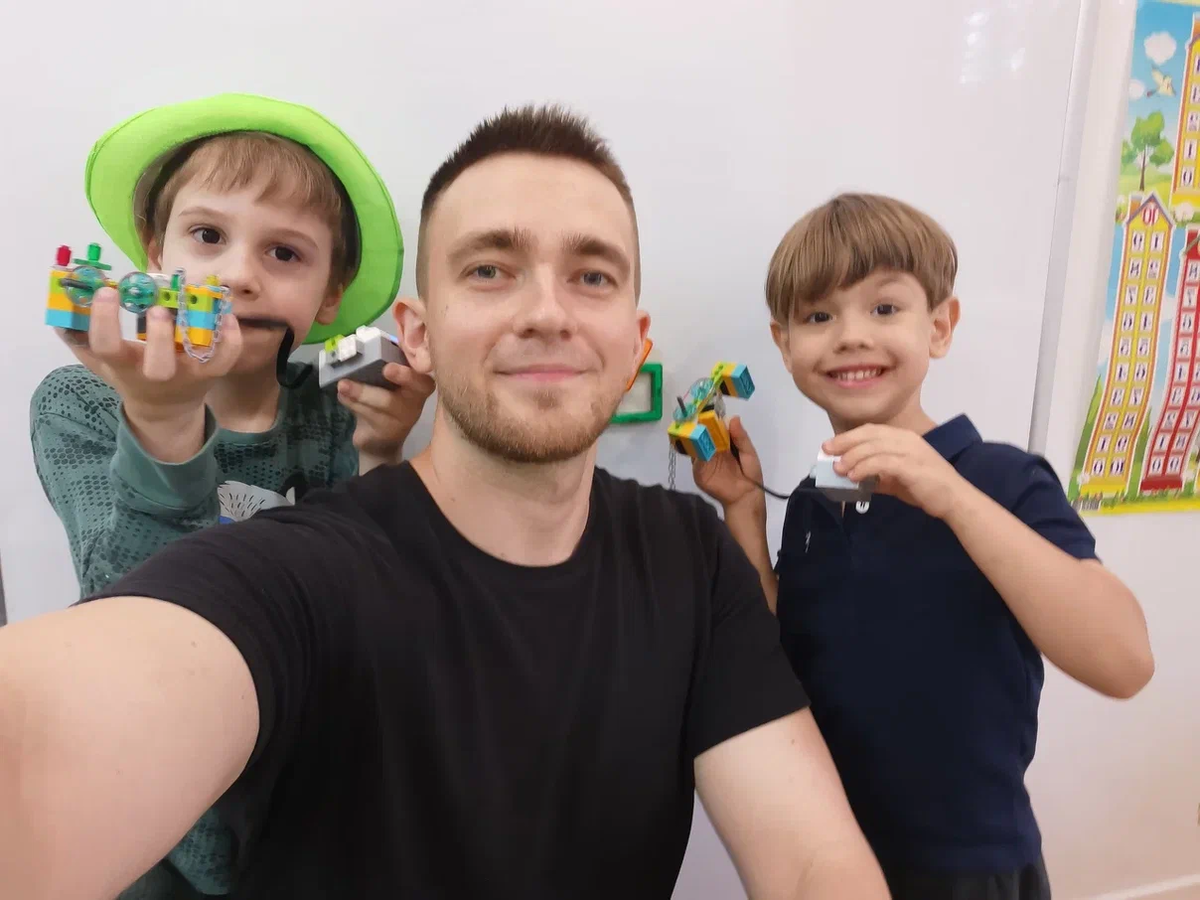 Фотография с занятия по робототехнике 1 класс