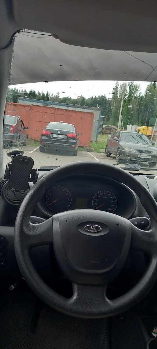 Вот так выглядит внутри сие полосочка,кстати ещё крайне рекомендую именно держатель так ставить,да шнурок больше нужен но зато обзор незагораживает и отлично видно навигатор.

