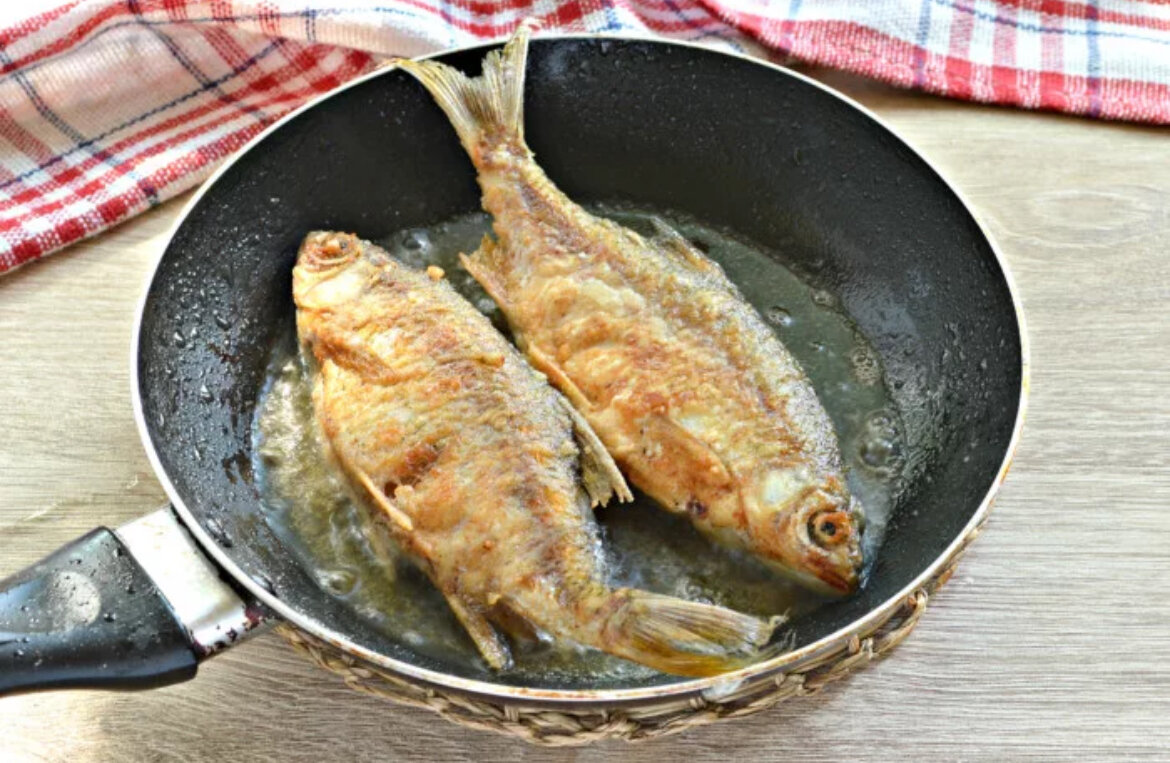 Пожарить рыбу на сковороде вкусно. Рыба на сковороде. Жареная рыба на сковородке. Мелкая рыбка для жарки. Рыбка жареная на сковороде.