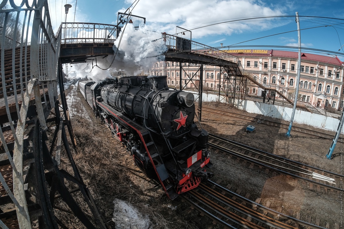 Мотовилихинские заводы и паровоз. 