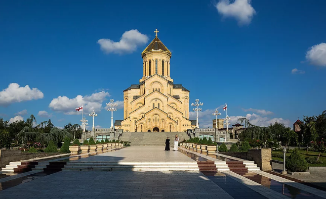 Это третья по величине православная церковь в мире, поражающая архитектурой и интерьером.