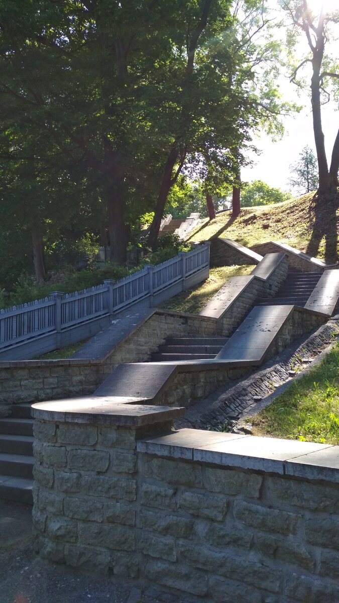 Лестница ведущая к одному из входов в музей