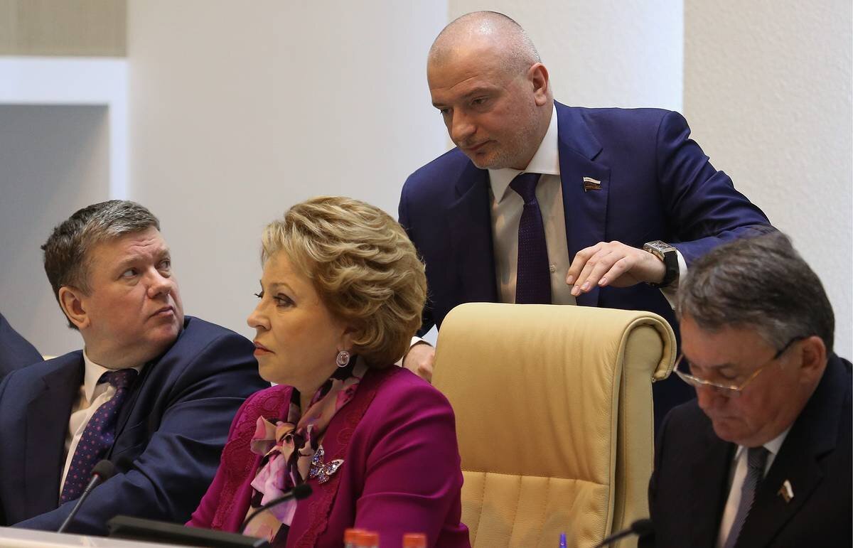 Совет Федерации. Здесь работают люди с часами за 32 млн. рублей и выше
