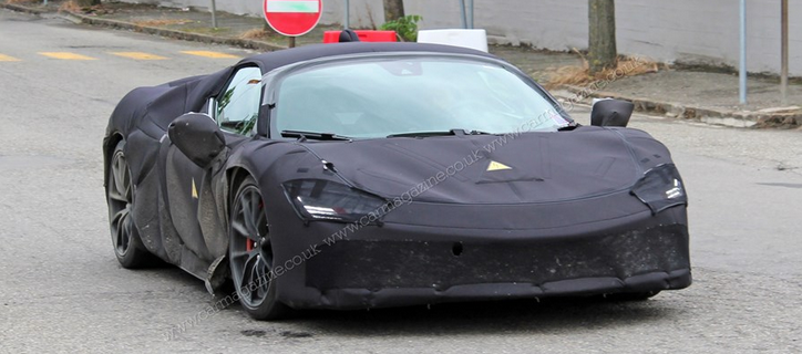 Вы смотрите на новый гибридный суперкар Ferrari под толстым слоем камуфляжа. 