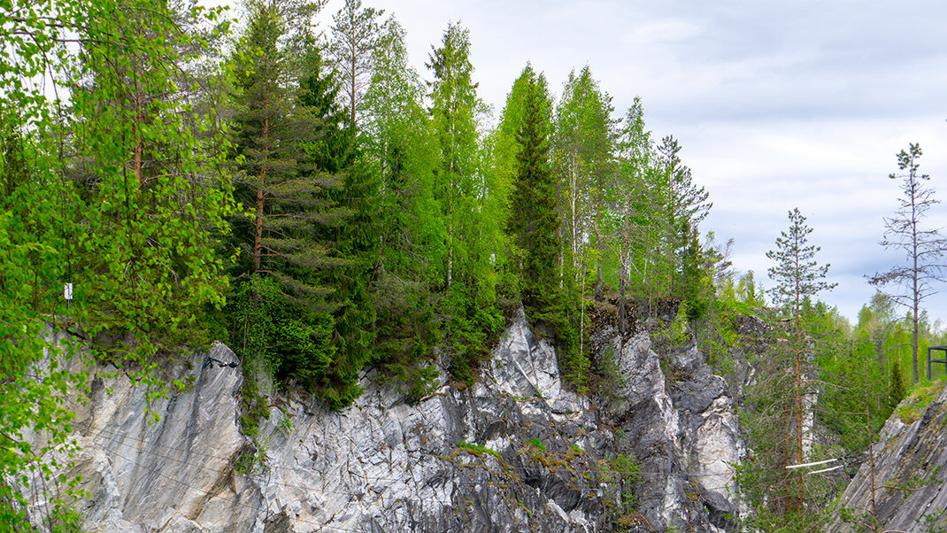 Прогулочные тропинки проходят по вершине каньона