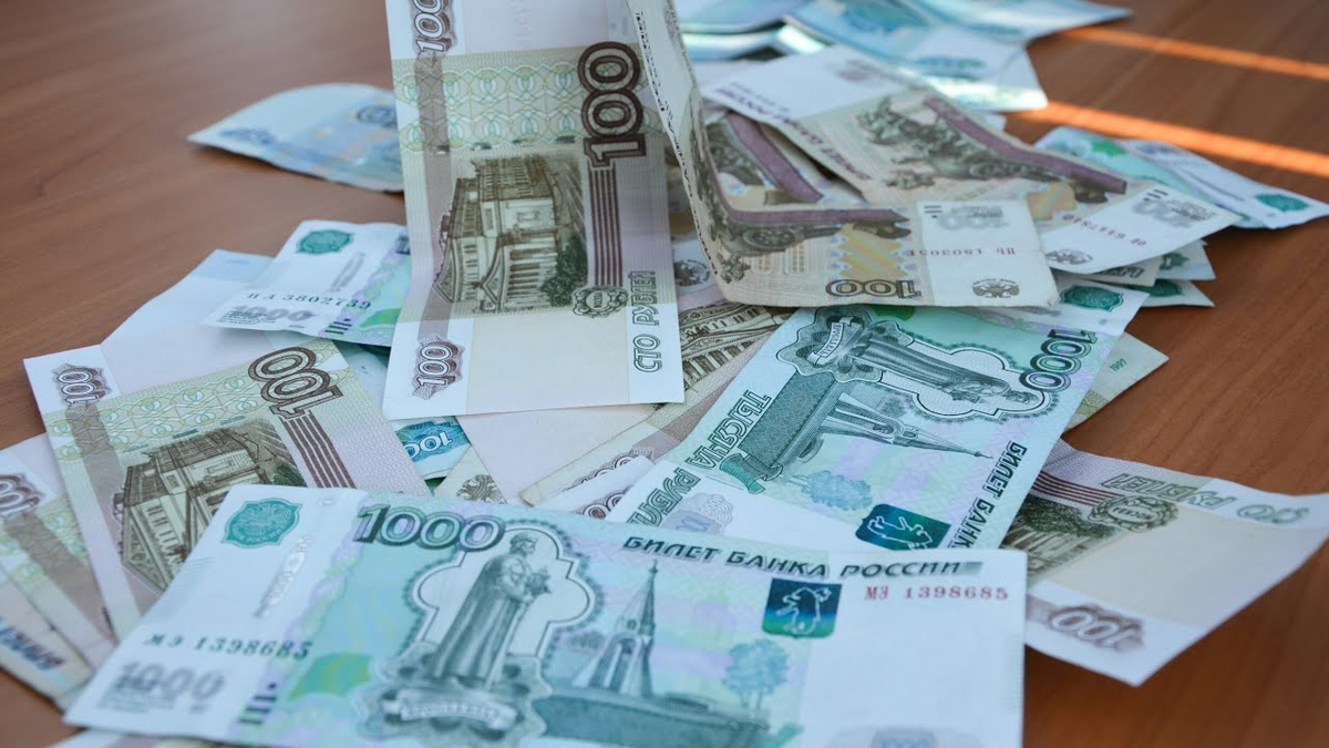 4 20000 руб. Русские деньги. Деньги рубли. Рубли на столе. Русский рубль.