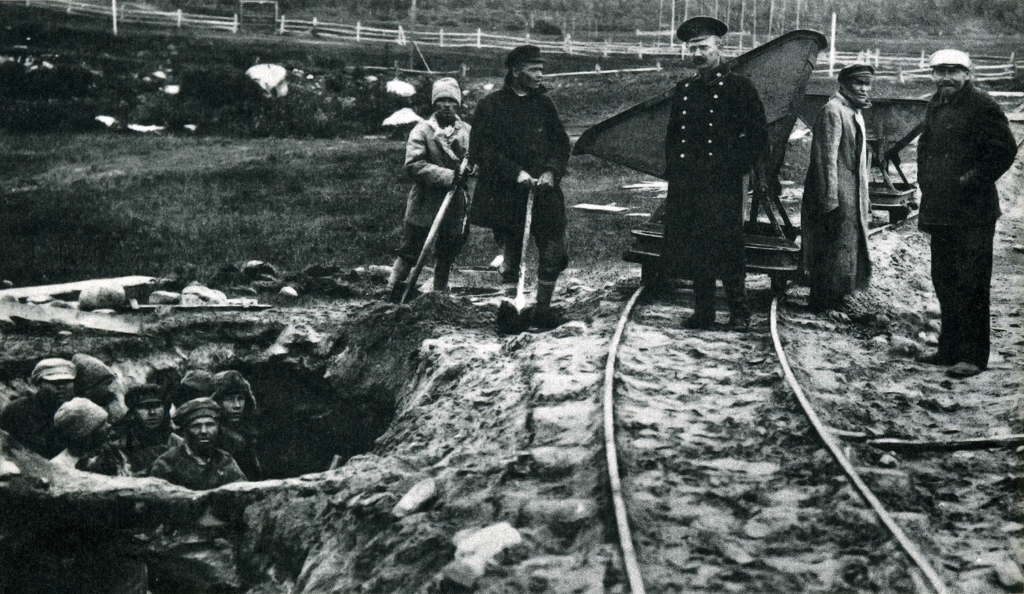 Prisoners digging clay for the brickyard. Solovki Island. Archive Tomasz Kizny, Wroclaw, Poland
